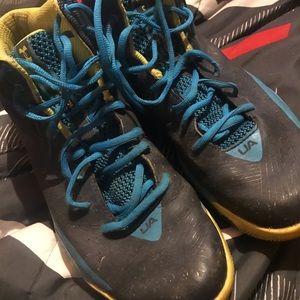 Men’s size 11 Curry basketball shoes